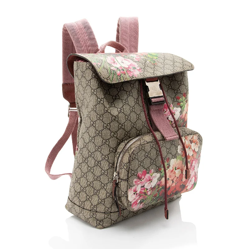 Women Gucci backpacks with a luxurious leather finishGucci GG Supreme Blooms Medium Backpack (G2tOOE)